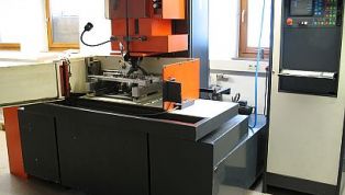EDM-_machine_Robofil_200-12370.jpg