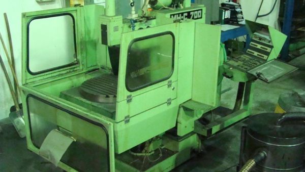 Universal_milling_machine_MAHO_MH_-_700_C-13002.jpg