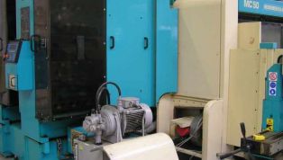 Horizontal_machining_centre_Makino_MC_50-137221.jpg