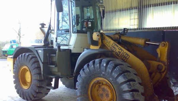 LIEBHERR_L538__2004_on_X-mine_tires-7402.jpg