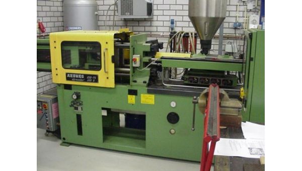 Injection_moulding_machine_Arburg_allrounder-6793.jpg