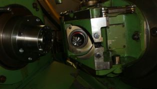 Palloid-milling_spiral_bevel_gears_Klingelnberg_AFK_153-12184.jpg