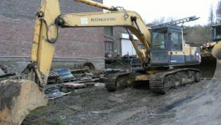 KOMATSU_PC220_N-LC-11439.jpg